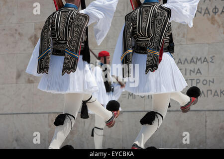 Tsoliades marchant vers le soldat inconnu monument à Syntagma, de changer les protections. Athènes, Grèce. Banque D'Images