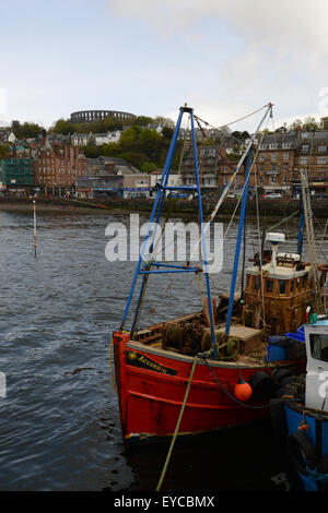 L'Ecosse Oban McCaig's tower avec en arrière-plan. Banque D'Images