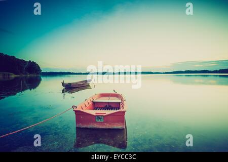 Vintage photo de lac magnifique coucher du soleil. Lac polonais en Mazurie Lake District. Paysage lac polonais Banque D'Images