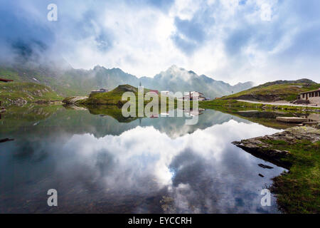 BALEA LAC, Roumanie - 24 juin 2012 : vue idyllique avec pavillons typiques sur les rives du lac Balea à Fagaras Mountains, en Roumanie. Banque D'Images