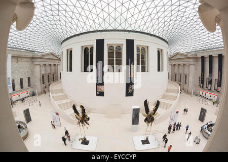 Londres, Royaume-Uni. 27 juillet 2015. Dans le cadre de la célébration de l'Afrique" au Musée Britannique le Royaume-uni-trinidadien artiste Zak Ové a créé deux Moko Jumbie sculptures. Sept mètres de haut de l'Ove chiffres carnaval sur pilotis sont affichés dans la Grande Cour du 28 juillet au 13 septembre 2015. Les hommes et les chiffres sont inspirés par la mascarade de l'Afrique et ont été commandées afin de coïncider avec le carnaval de Notting Hill à la fin du mois d'août. Banque D'Images