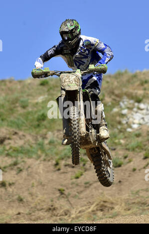 Loket, République tchèque. 26 juillet, 2015. Max Anstie de la Grande-Bretagne fait concurrence au cours du championnat du Monde FIM de Motocross MX2 en course à la catégorie motocross areal à Loket, République tchèque, le 26 juillet 2015. © Slavomir Kubes/CTK Photo/Alamy Live News Banque D'Images