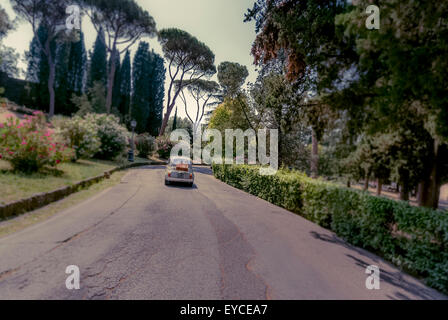 Fiat 500 Classic voiture roulant sur une route de Florence, Italie. Tiré de l'arrière. Banque D'Images