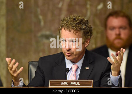 Le sénateur américain Paul Rand (républicain du Kentucky), un candidat à la nomination républicaine pour être président des États-Unis et membre de la commission des affaires étrangères du Sénat, questions Secrétaire d'Etat américain John F. Kerry lors de l'audience d'examiner et de revoir le programme nucléaire de l'Iran un accord sur la colline du Capitole à Washington, DC le Jeudi, Juillet 23, 2015. Credit : Ron Sachs/CNP - AUCUN FIL SERVICE - Banque D'Images