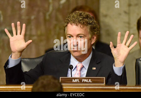 Le sénateur américain Paul Rand (républicain du Kentucky), un candidat à la nomination républicaine pour être président des États-Unis et membre de la commission des affaires étrangères du Sénat, questions Secrétaire d'Etat américain John F. Kerry lors de l'audience d'examiner et de revoir le programme nucléaire de l'Iran un accord sur la colline du Capitole à Washington, DC le Jeudi, Juillet 23, 2015. Credit : Ron Sachs/CNP - AUCUN FIL SERVICE - Banque D'Images