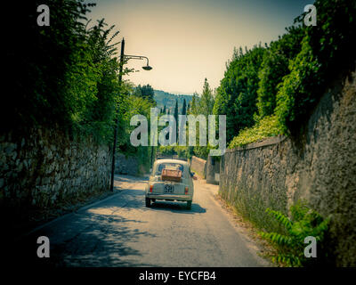 Fiat 500 Classic voiture roulant sur une route de Florence, Italie. Tiré de l'arrière. Banque D'Images