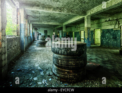 Ancien bâtiment de l'usine en ruine de l'intérieur Banque D'Images