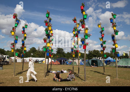 Festival Womad dans le Wiltshire, Royaume-Uni. Le 25 juillet, 2015. Samedi au festival voit le retour du soleil permettant aux festivaliers de quitter manteaux dans les tentes et à profiter des animations tout au long du site. Credit : Wayne Farrell/Alamy Live News Banque D'Images