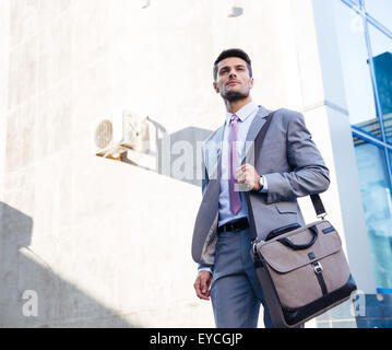 Portrait of a handsome businessman standing en plein air près de l'immeuble de bureaux Banque D'Images