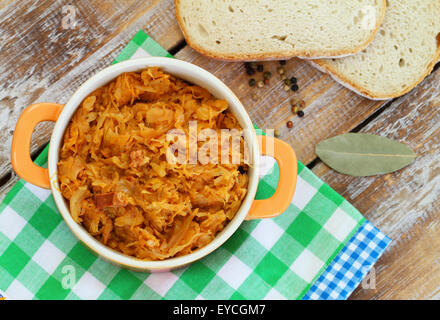 Le bigos polonais dans une casserole sur le tissu à carreaux Banque D'Images