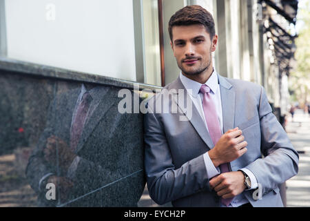 Confident businessman standing outdoors and looking at camera Banque D'Images