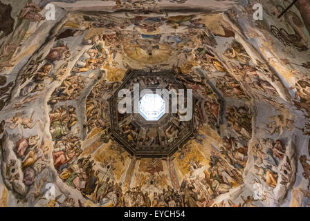 Intérieur de la cathédrale de Florence, dôme de Brunelleschi. Peint par Giorgio Vasari et Federico Zuccari. Florence, Italie. Banque D'Images