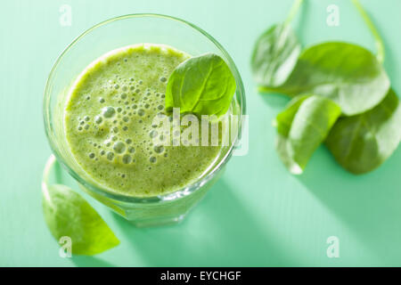 Smoothie vert sain avec les feuilles d'épinards Banque D'Images