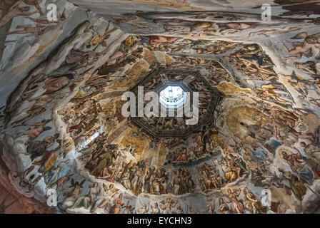 Intérieur de la cathédrale de Florence, dôme de Brunelleschi. Peint par Giorgio Vasari et Federico Zuccari. Florence, Italie. Banque D'Images