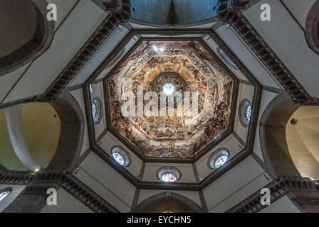 Intérieur de la cathédrale de Florence, dôme de Brunelleschi. Peint par Giorgio Vasari et Federico Zuccari. Florence, Italie. Banque D'Images