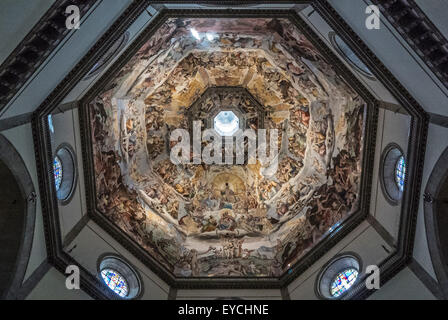 Intérieur de la cathédrale de Florence, dôme de Brunelleschi. Peint par Giorgio Vasari et Federico Zuccari. Florence, Italie. Banque D'Images