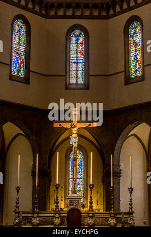 Autel et crucifix de la cathédrale de Florence. Italie Banque D'Images