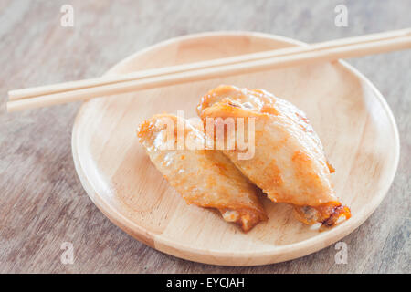 Ailes de poulet grillé sur plaque de bois, stock photo Banque D'Images