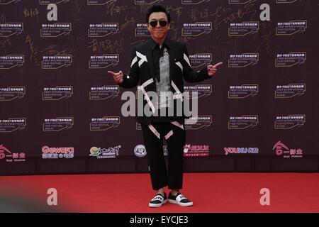 Xining, Province de Qinghai en Chine. 27 juillet, 2015. L'acteur chinois Huang Bo pose sur le tapis rouge lors de la neuvième premier Festival International du Film à Xining, capitale de la province du Qinghai dans le nord-ouest de la Chine, le 27 juillet 2015. Le 9e Festival International du Film d'abord commencé à Xining lundi. © Li Shaopeng/Xinhua/Alamy Live News Banque D'Images