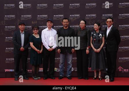 Xining, Province de Qinghai en Chine. 27 juillet, 2015. Les juges posent sur le tapis rouge lors de la neuvième premier Festival International du Film à Xining, capitale de la province du Qinghai dans le nord-ouest de la Chine, le 27 juillet 2015. Le 9e Festival International du Film d'abord commencé à Xining lundi. © Li Shaopeng/Xinhua/Alamy Live News Banque D'Images