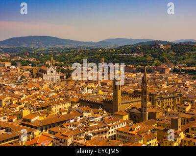 Vue aérienne de Florence, y compris l'église Santa Croce et le musée Bargello. Florence, Italie. Banque D'Images