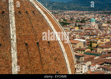 Dôme de la cathédrale de Florence conçu par Filippo Brunelleschi.Florence, Italie.Avec la Grande Synagogue de Florence à distance Banque D'Images