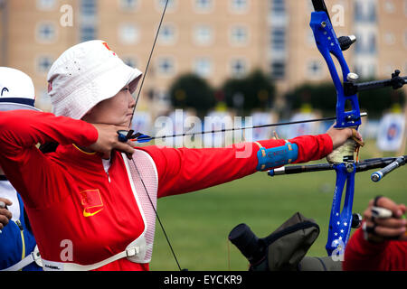 Copenhague, Danemark, le 27 juillet, 2015. Jueman archer chinois Zhu vise pour son shoot dans le tour de qualification en arc classique au cours des Championnats du Monde de Tir à Copenhague Crédit : OJPHOTOS/Alamy Live News Banque D'Images