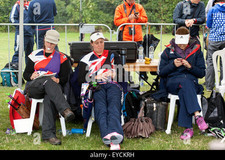 Copenhague, Danemark, le 27 juillet, 2015. L'équipe d'archer britannique au cours des Championnats du Monde de Tir à Copenhague est rerlaxing avant leur shoos dans le tour de qualification Crédit : OJPHOTOS/Alamy Live News Banque D'Images