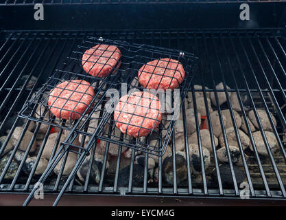 Barbecue au charbon de bois. La cuisson des hamburgers sur un barbecue Banque D'Images