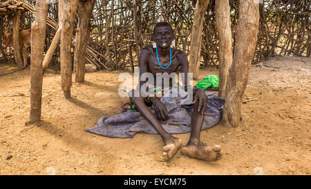 Vieux guerrier de la tribu africaine Daasanach se détendre dans son village. Banque D'Images