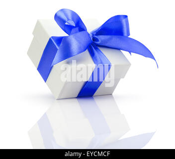 Boîte-cadeau avec blue bow isolé sur le fond blanc. Banque D'Images