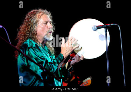 Brno, République tchèque. 23 juillet, 2015. La chanteuse britannique Robert Plant, ancien membre de la bande de Led Zeppelin, joue avec le groupe de musique Le Sensational Space Shifters à Brno, en République tchèque, le 23 juillet 2015. © Vaclav Salek/CTK Photo/Alamy Live News Banque D'Images