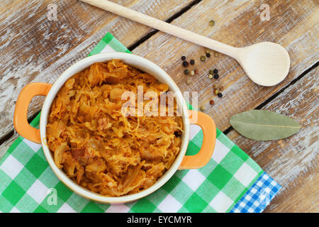 Le bigos polonais dans une casserole sur la surface en bois rustique Banque D'Images