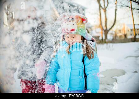 De jeunes filles, jouant avec la neige Banque D'Images