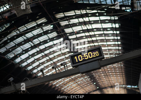 Un grand réveil à la gare de Paddington à Londres. Banque D'Images