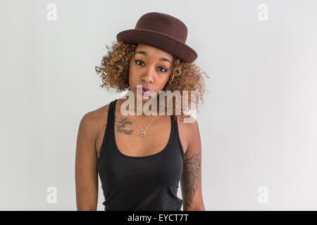 Studio portrait of young woman wearing hat feutre Banque D'Images