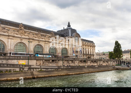 Le Musée D'Orsay à partir de la Seine à Paris, France Banque D'Images