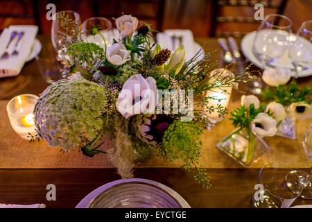 Arrangement de fleurs sur table dîner Banque D'Images