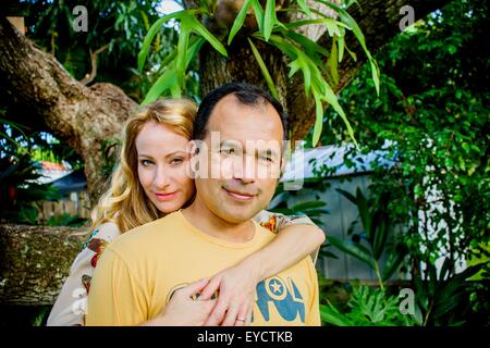 Portrait of mature couple in garden Banque D'Images