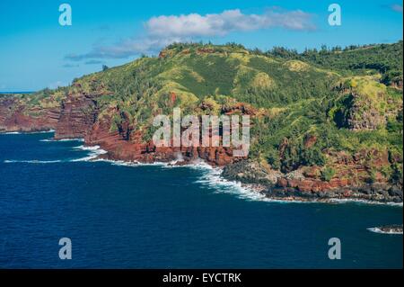 Vue sur mer et falaises rouges, Côte-Nord, Maui, Hawaii Banque D'Images