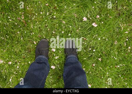 Portrait de jeune femme pieds sur la pelouse Banque D'Images