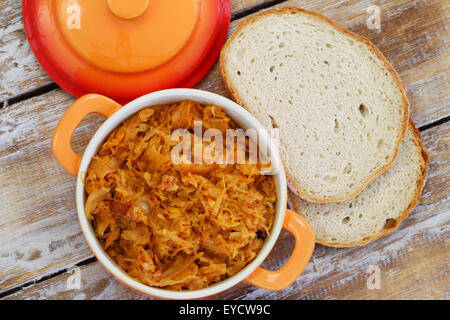 Le bigos polonais dans une casserole sur la surface en bois rustique Banque D'Images