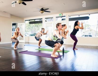 Cinq personnes dans la classe de yoga Banque D'Images
