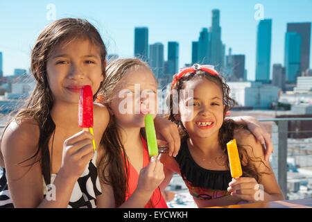 Girls eating ice lollies Banque D'Images