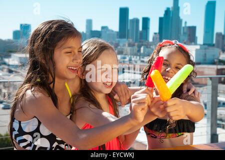 Girls eating ice lollies Banque D'Images