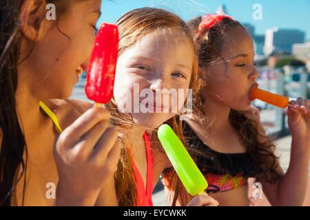 Girls eating ice lollies Banque D'Images