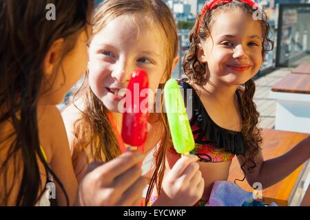 Girls eating ice lollies Banque D'Images