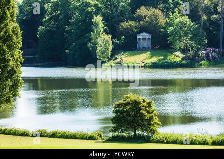 Vue sur le temple dorique et le lac de Bowood House dans le Wiltshire en été. Banque D'Images