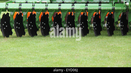 Les disques d'un hersage agricole Machine. Banque D'Images