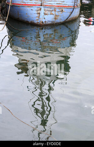 Réflexions d'un vieux bateau à coque en bois dans le port de Whitby, dans le Yorkshire Banque D'Images